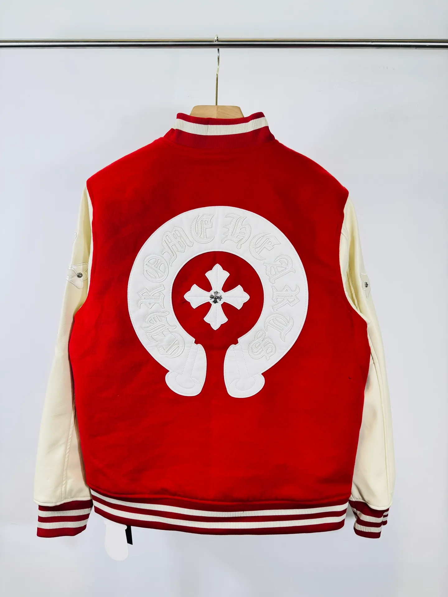 P520 top version 🐮 Real shot without P, ​​different from market products] Chrome Hearts 🍁Winter clothing is coming🍁 Sanskrit cross woolen leather sleeves spliced ​​baseball embroidered cotton jacket, heavy embroidery ➕ special craftsmanship of double sleeve splicing, counter synchronization, heavy industry! ! Customized version of thickened woolen fabric, silk lining, customized version of hardware, not the ordinary version on the market! Color: Black Red Code: S, M, L, XL